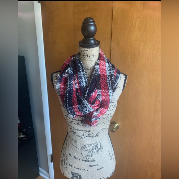 EUC Lot of 6 Cozy Knit Infinity Scarf - Picture 4 of 8